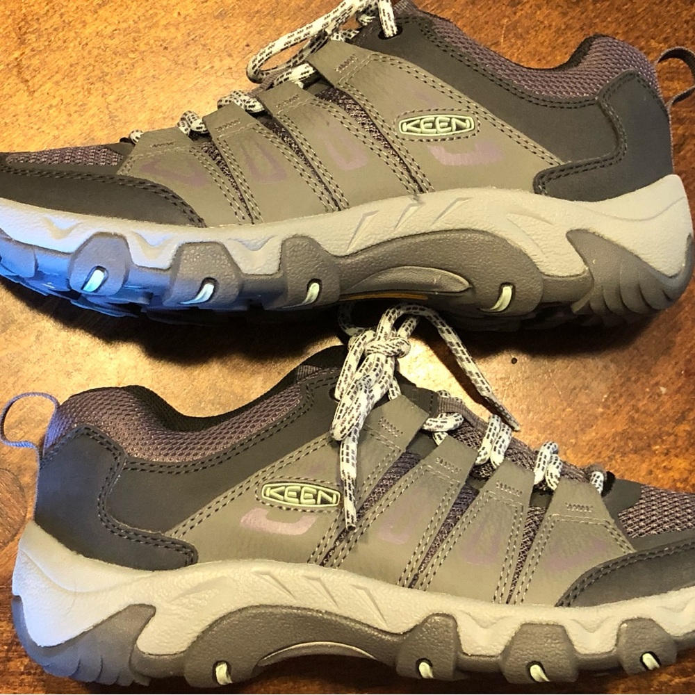 Brand new women size 7.5 hiking Keen shoes